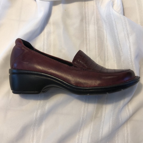 CLARKS Artisan reddish brown slip-on shoes size 7M - Picture 5 of 10